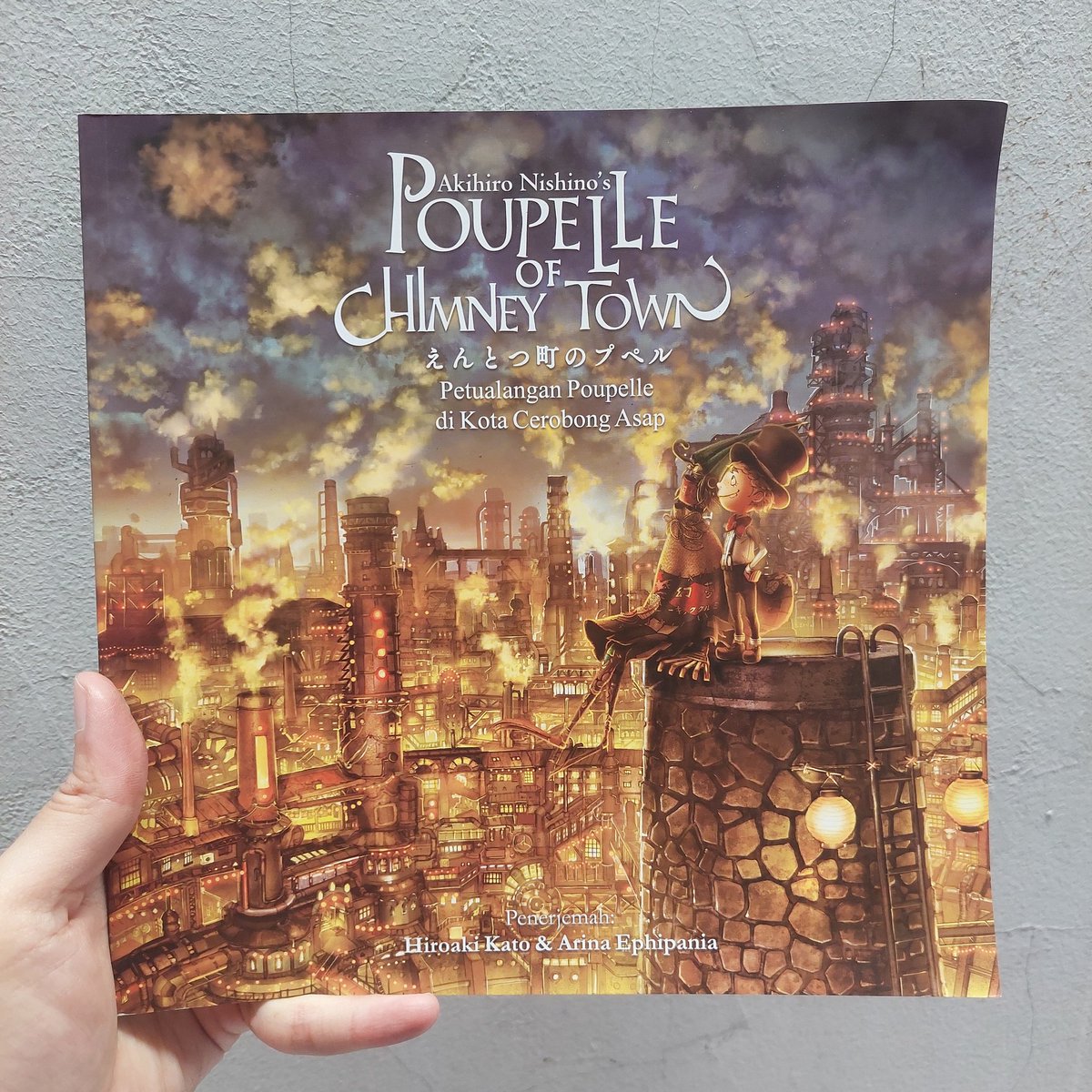 Currently reading:

📖 Poupelle of Chimney Town
✍️ Akihiro Nishino
🔀  Hiroaki Kato dan Arina Ephipania
📄 92 Halaman
📢 Penerbit Noura Books
👦 Usia 8 thn+
📒 Buku fisik (SC, buku berupa picture books dgn full color art paper)

#bacaankin #currentlyreading #booktwt #bacabukuanak