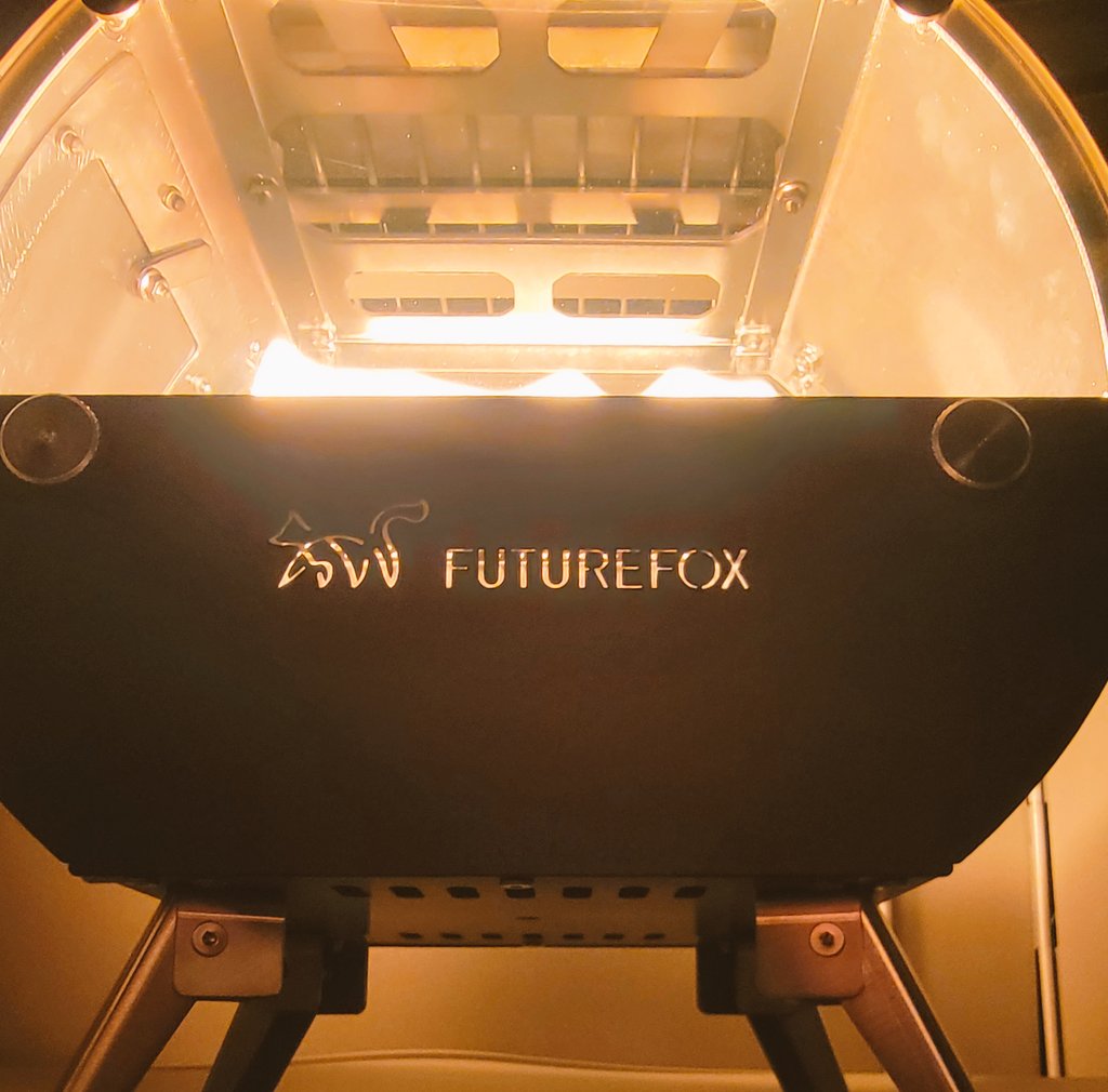 moco_spitz11's tweet photo. FutureFoxの灯火✨️
薄暗くして眺めようと思ったら炎がすごく明るい💦
テントの中で燃えてるって思われそうだから風防で囲った😂 https://t.co/q4KjOC6VZ6