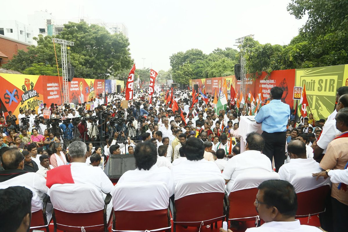 JayanthiVr's tweet image. ஒன்றிய பாஜக அரசின் கைப்பாவையாக செயல்படும் இந்தியத் தேர்தல் ஆணையத்தை கண்டித்து வாக்காளர் பட்டியல் சிறப்புத் தீவிர சீராய்வை எதிர்த்து
மதச்சார்பற்ற முற்போக்கு கூட்டணி சார்பில் நடைபெற்ற ஆர்ப்பாட்டத்தில் தலைவர் கலந்து கொண்டு கண்டன  உரையாற்றினார்

#SIR
#LeaderTholThirumavalavanMP 
#VCK