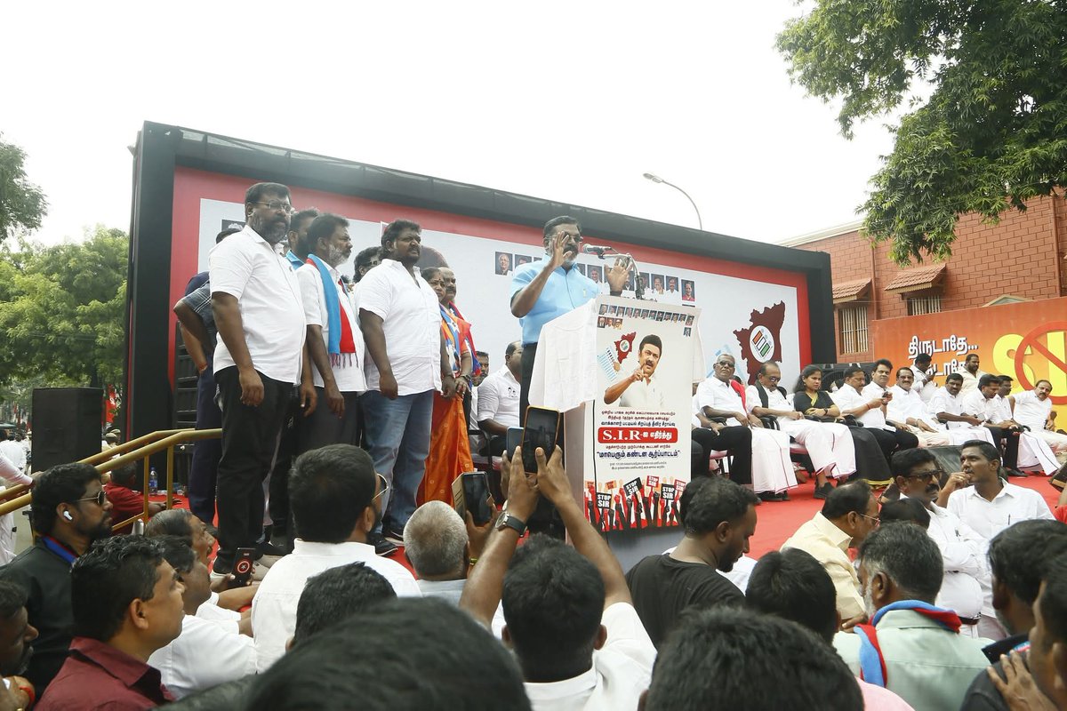 JayanthiVr's tweet image. ஒன்றிய பாஜக அரசின் கைப்பாவையாக செயல்படும் இந்தியத் தேர்தல் ஆணையத்தை கண்டித்து வாக்காளர் பட்டியல் சிறப்புத் தீவிர சீராய்வை எதிர்த்து
மதச்சார்பற்ற முற்போக்கு கூட்டணி சார்பில் நடைபெற்ற ஆர்ப்பாட்டத்தில் தலைவர் கலந்து கொண்டு கண்டன  உரையாற்றினார்

#SIR
#LeaderTholThirumavalavanMP 
#VCK