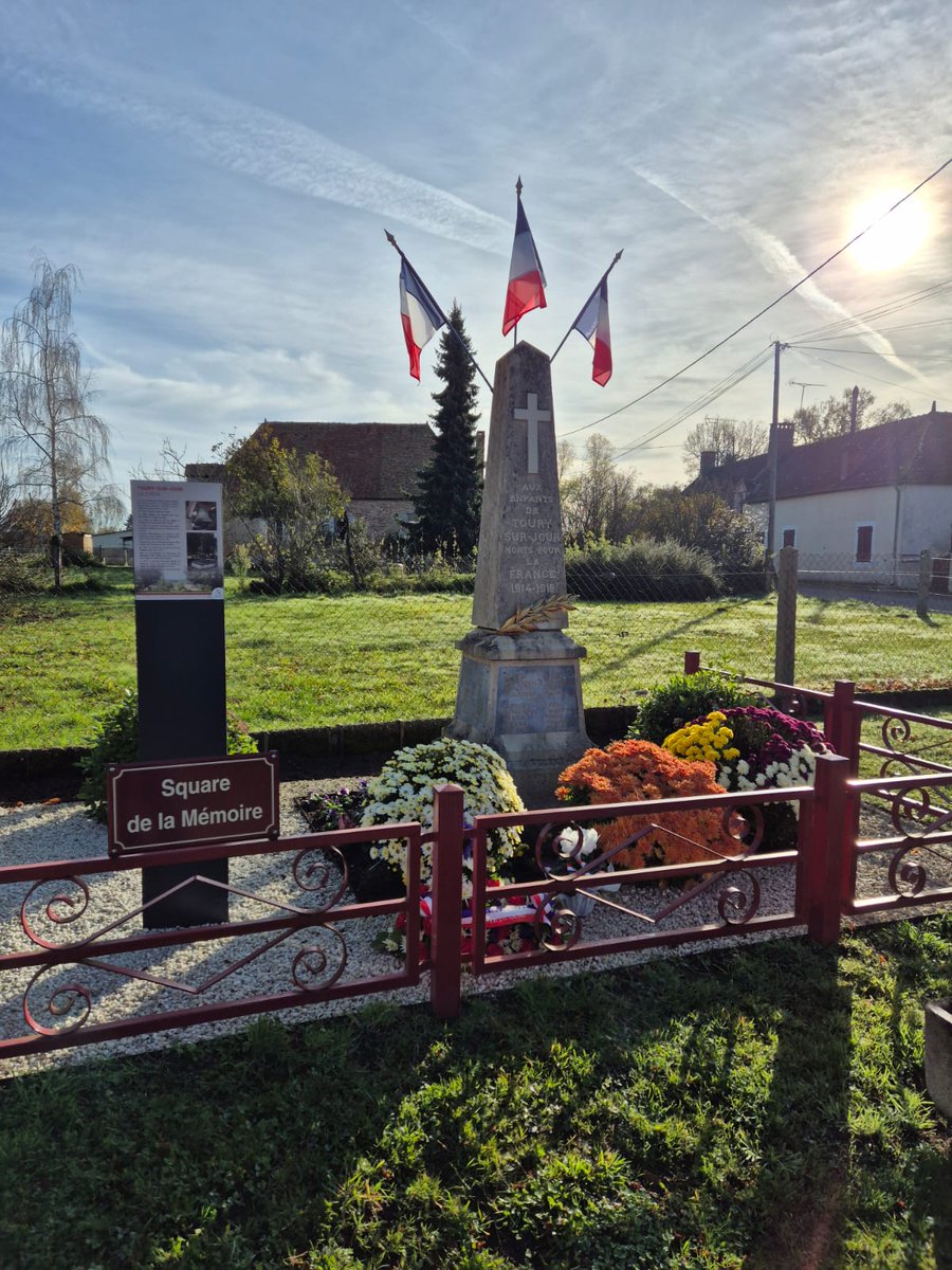 🇨🇵 Cérémonie du 11 novembre à Toury-sur-Jour, aux côtés des élus, des habitants, des anciens combattants et des sapeurs-pompiers.

Des millions de soldats, dont 13 000 Nivernais, ont donné leur vie pour que la France demeure libre et souveraine.
#Nièvre