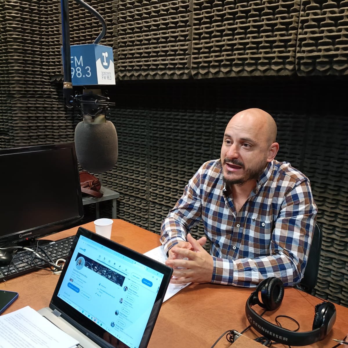 El abogado <a href="/SerranoAlou/">SebastianSerranoAlou</a> agregó: "Podemos caer en situaciones terribles de explotación, como ya tuvimos en nuestra historia: la Patagonia Rebelde. Sin embargo, también tuvimos desarrollo: fabricamos autos, trenes, aviones; la gente accedió a la universidad".