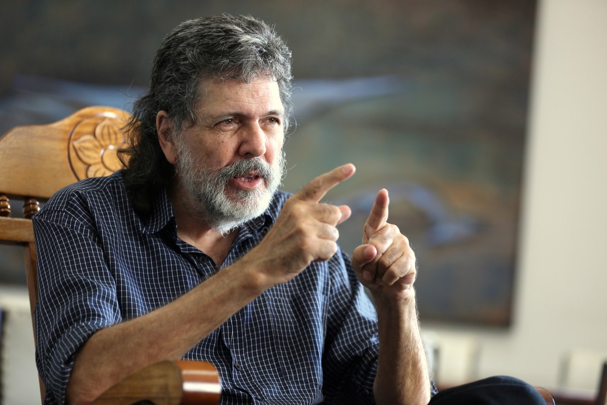 Al amigo entrañable y al brillante intelectual que muestra orgulloso su militancia revolucionaria sin renunciar jamás al humor cubanísimo, <a href="/AbelPrieto11/">Abel Prieto</a>, felicitaciones en tu juveniles 75.