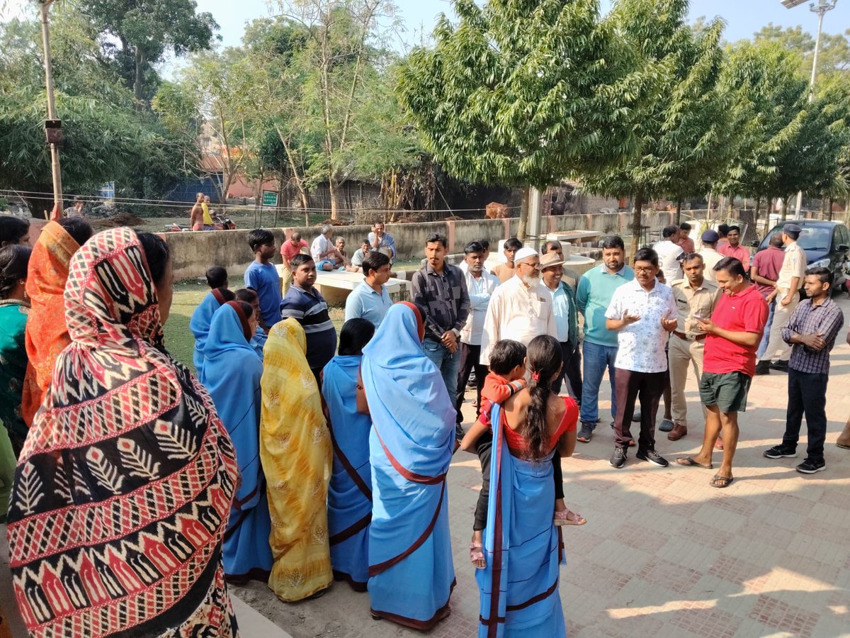 dc_sahibganj's tweet photo. आज नमामि गंगे घाट, सरकंडा में स्वच्छता अभियान आयोजित किया गया। समुदाय को सार्वजनिक संपत्ति की जिम्मेदारी लेने एवं घाट की स्वच्छता बनाए रखने का संदेश दिया गया।
कार्यक्रम में सखी मंडल, जल सहिया, ग्रामीण एवं प्रखंड स्तरीय अधिकारी शामिल हुए। 
#JharkhandAt25 @cleanganganmcg https://t.co/cpjy3UHPgG