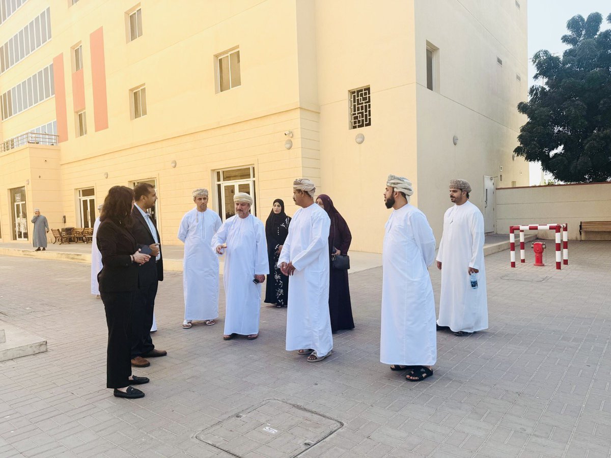 OHRC_OMAN's tweet photo. نفّذت اللجنة العُمانية لحقوق الإنسان، برئاسة الأستاذ الدكتور راشد بن حمد البلوشي رئيس اللجنة، زيارةً ميدانيةً لعددٍ من التجمعات العُمّالية التابعة لـ«مدائن» بمنطقة صحار الصناعية، وذلك تنفيذًا لاختصاصاتها المشار إليها في المادة (11) فقرة (6) من المرسوم السلطاني رقم (2022/57) بإعادة تنظيم اللجنة العُمانية لحقوق الإنسان، حيث تركزت الزيارة على التأكد من مدى جاهزية السكنات العُمّالية بوسائل السلامة والإسعافات الأولية، ومدى توافر الحد الأدنى من المساحة المخصصة للسكن، والحماية من الحريق، بالإضافة إلى تجهيزات الطوارئ، والنظافة، ومكافحة الأمراض، ومصادر المياه، والمرافق الصحية، وغيرها من الأمور المتعلقة بظروف السكن اللائق.