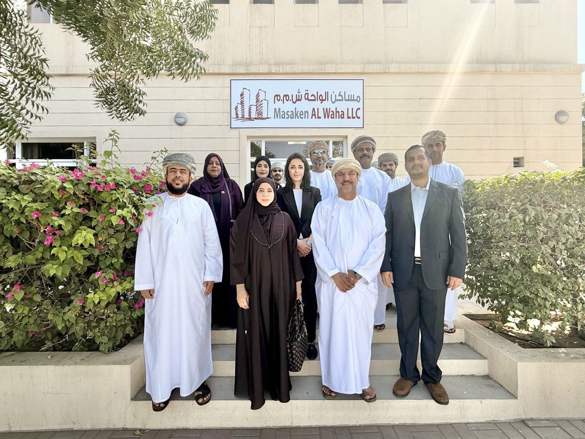 OHRC_OMAN's tweet photo. نفّذت اللجنة العُمانية لحقوق الإنسان، برئاسة الأستاذ الدكتور راشد بن حمد البلوشي رئيس اللجنة، زيارةً ميدانيةً لعددٍ من التجمعات العُمّالية التابعة لـ«مدائن» بمنطقة صحار الصناعية، وذلك تنفيذًا لاختصاصاتها المشار إليها في المادة (11) فقرة (6) من المرسوم السلطاني رقم (2022/57) بإعادة تنظيم اللجنة العُمانية لحقوق الإنسان، حيث تركزت الزيارة على التأكد من مدى جاهزية السكنات العُمّالية بوسائل السلامة والإسعافات الأولية، ومدى توافر الحد الأدنى من المساحة المخصصة للسكن، والحماية من الحريق، بالإضافة إلى تجهيزات الطوارئ، والنظافة، ومكافحة الأمراض، ومصادر المياه، والمرافق الصحية، وغيرها من الأمور المتعلقة بظروف السكن اللائق.