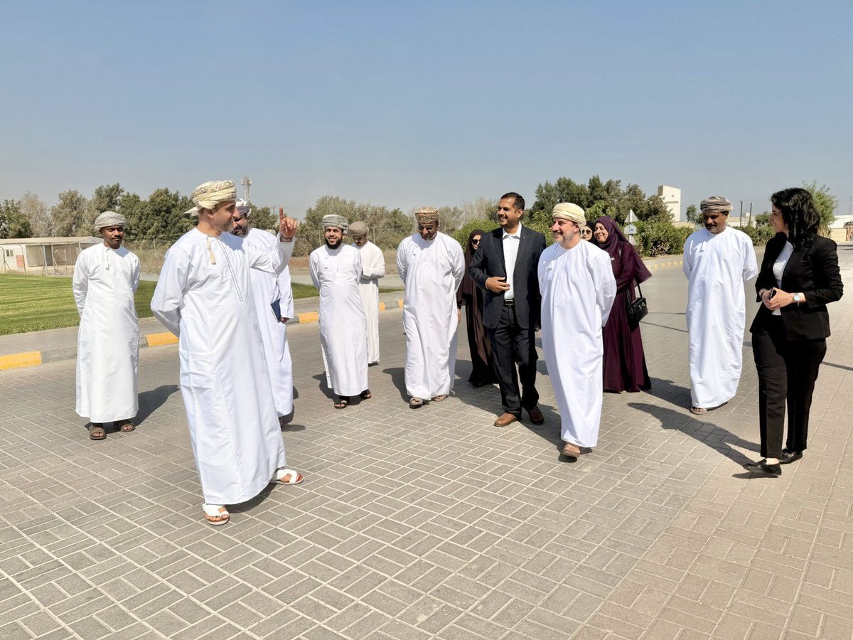 OHRC_OMAN's tweet photo. نفّذت اللجنة العُمانية لحقوق الإنسان، برئاسة الأستاذ الدكتور راشد بن حمد البلوشي رئيس اللجنة، زيارةً ميدانيةً لعددٍ من التجمعات العُمّالية التابعة لـ«مدائن» بمنطقة صحار الصناعية، وذلك تنفيذًا لاختصاصاتها المشار إليها في المادة (11) فقرة (6) من المرسوم السلطاني رقم (2022/57) بإعادة تنظيم اللجنة العُمانية لحقوق الإنسان، حيث تركزت الزيارة على التأكد من مدى جاهزية السكنات العُمّالية بوسائل السلامة والإسعافات الأولية، ومدى توافر الحد الأدنى من المساحة المخصصة للسكن، والحماية من الحريق، بالإضافة إلى تجهيزات الطوارئ، والنظافة، ومكافحة الأمراض، ومصادر المياه، والمرافق الصحية، وغيرها من الأمور المتعلقة بظروف السكن اللائق.