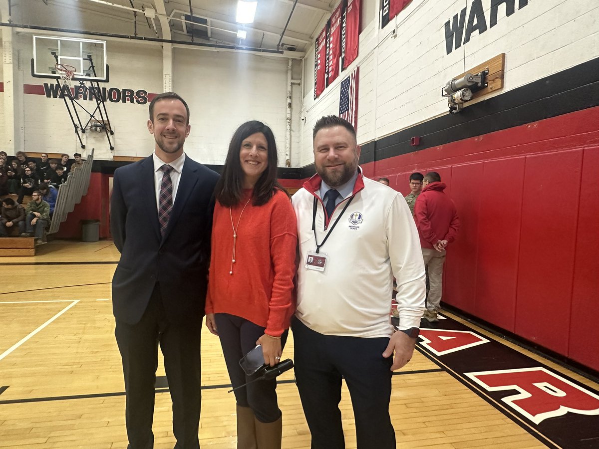 mcperry705's tweet photo. The @EFWarriors kicked off our first Veterans Day Assembly this morning honoring those who served. Each building across the district has special events planned today to recognize and thank our veterans. 🇺🇸 https://t.co/7M1YlRMEVS