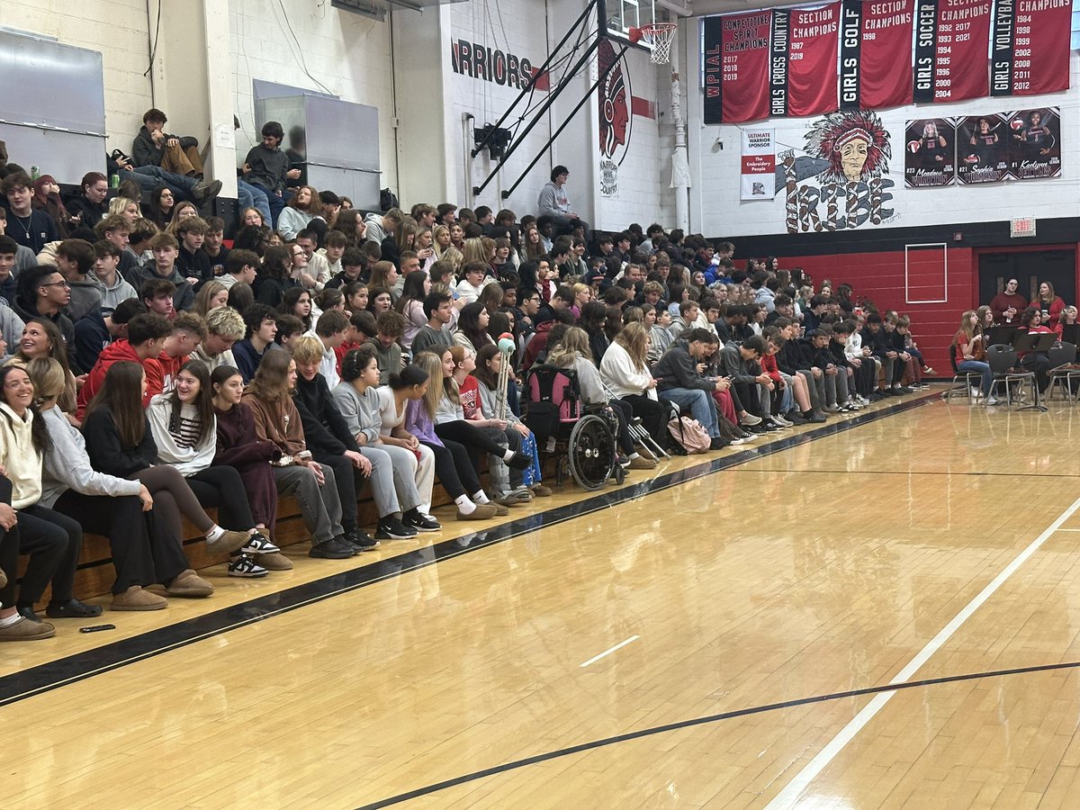 mcperry705's tweet photo. The @EFWarriors kicked off our first Veterans Day Assembly this morning honoring those who served. Each building across the district has special events planned today to recognize and thank our veterans. 🇺🇸 https://t.co/7M1YlRMEVS