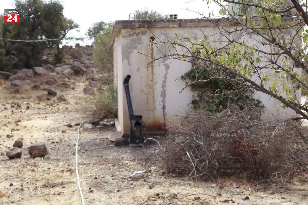 في لقطة مؤثرة اليوم، تظهر مشاهد منازل متواضعة تحتضن ست عائلات مهجرة من قريتي الثعلة وولغا بعد الاجتياح. 

العائلات موجودة الآن في منطقة دائرة الحراج بمدينة السويداء، تواجه ظروفاً قاسية، حيث يعانون من نقص المياه، والبرد القارس، وغياب التجهيزات الأساسية. أطفالهم يقطعون مسافات طويلة