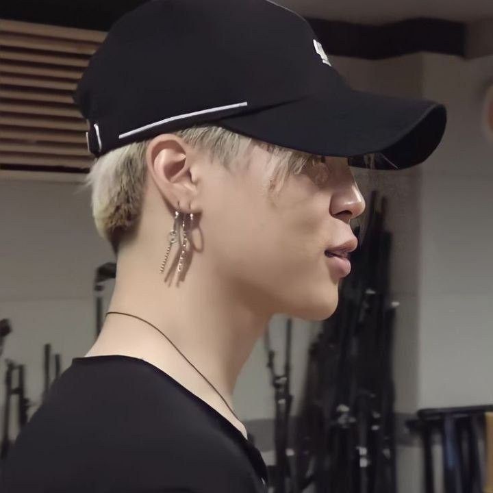 EssyJwrites's tweet photo. This genre of Jimin photos 😵‍💫 https://t.co/xWroOaylpF