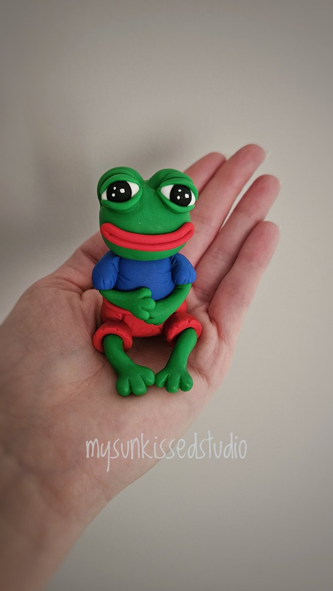 Itzshenanigans's tweet photo. /Alright guys.........my first pepe sculpture is finished! 🐸💚 I laughed the wholeeee time 🤣🫶🏼  #kek #pepecoin #pepeart #ogpepe #pepe #fanart https://t.co/wUP3maLg8f