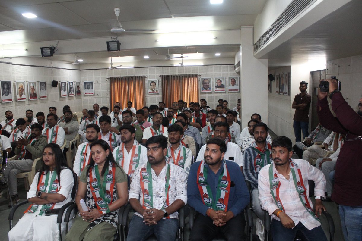 INCGujarat's tweet image. આજ રોજ ગુજરાત પ્રદેશ કોંગ્રેસ સોશિયલ મીડિયા ડિપાર્ટમેન્ટ ની પ્રદેશ કારોબારી ની મીટીંગ AICC  મહામંત્રી અને ગુજરાત કોંગ્રેસ ના પ્રભારી મુકુલ વાસનિકજી, ગુજરાત કોંગ્રેસ સમિતિના પ્રમુખ શ્રી અમિત ચાવડાજી AICC ના મંત્રી શ્રીમતી સુભાષિની યાદવજી, AICC  સોશિયલ મીડિયાના નેશનલ કોઓર્ડિનેટર…