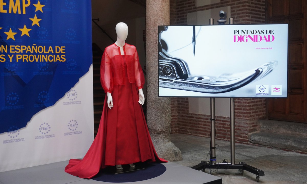 fempcomunica's tweet image. 👗 La #FEMP y @APRAMP inauguran “Puntadas de dignidad”, una exposición de trajes realizada por supervivientes de la #trata.

❌La muestra reafirma el firme compromiso del municipalismo con la erradicación de la #ViolenciaDeGenero y la lucha contra la #TrataDePersonas.…