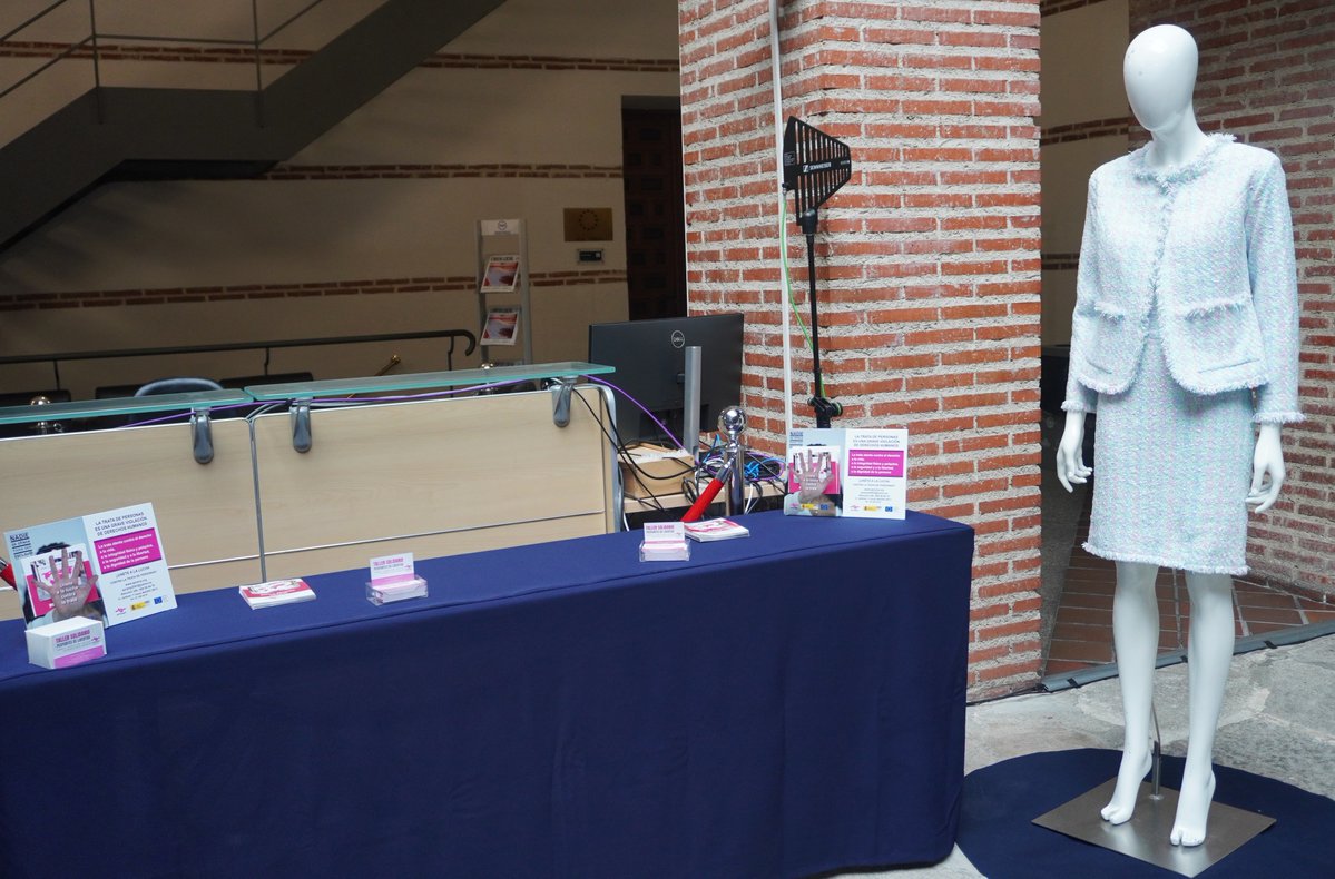 fempcomunica's tweet image. 👗 La #FEMP y @APRAMP inauguran “Puntadas de dignidad”, una exposición de trajes realizada por supervivientes de la #trata.

❌La muestra reafirma el firme compromiso del municipalismo con la erradicación de la #ViolenciaDeGenero y la lucha contra la #TrataDePersonas.…