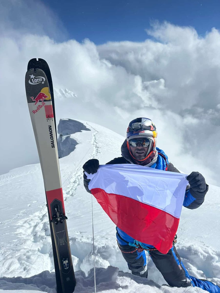 JedrekBargiel's tweet photo. Dziś Święto Niepodległości. Myśląc o tym, wracam do momentu, gdy wniosłem na szczyt Mount Everestu polską flagę 🇵🇱 To było dla mnie po prostu ważne.
Zawsze staram się pokazywać, skąd jestem, i że jestem z tego dumny.

Na szczycie nie miałem wiele czasu – było późno, zimno, byłem zmęczony i musiałem szybko zjeżdżać w dół.
Ale udało mi się wyciągnąć flagę Polski. To był mój sposób, by uczcić ten moment w ten wyjątkowy sposób.

———
Today is Independence Day in Poland. Thinking about it, I go back to the moment I carried the Polish flag to the summit of Mount Everest 🇵🇱 It was simply important to me.
I always try to show where I come from — and that I’m proud of it.

At the top, I didn’t have much time. It was late, cold, and I was exhausted, with a long descent ahead of me.
But I still managed to pull out the Polish flag. That was my way of honoring the moment — in a very special way.

———
📸 „Speed” Dawa Sherpa

#swietoniepodleglosci #independenceday #poland #andrzejbargiel #suntleones