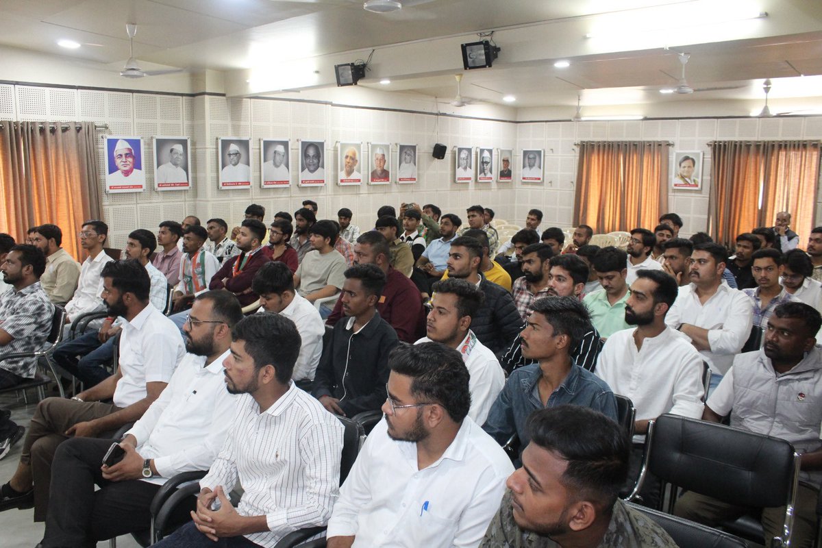 INCGujarat's tweet image. આજ રોજ NSUI ની પ્રદેશ કારોબારી ની મીટીંગ AICC  મહામંત્રી અને ગુજરાત કોંગ્રેસ ના પ્રભારી મુકુલ વાસનિકજી, ગુજરાત કોંગ્રેસ સમિતિના પ્રમુખ શ્રી અમિત ચાવડાજી AICC ના મંત્રી શ્રીમતી સુભાષિની યાદવજી,ગુજરાત કોંગ્રેસ સમિતિના કાર્યકારી પ્રમુખ શ્રી ઈન્દ્રવિજયસિંહ ગોહિલજી, NSUI ના પૂર્વ…