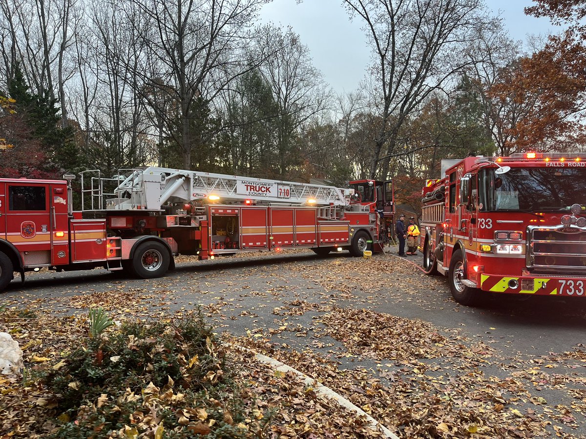 mcfrsPIO's tweet image. Update - Streamview Ct, 3-level single-family house; working smoke alarms; occupants got out, FFs located 2 cats (ok); Origin/Cause, basement office, space heater malfunction/too close to combustibles (under desk); Damage est ~$50K; 2 adults, 2 cats displaced