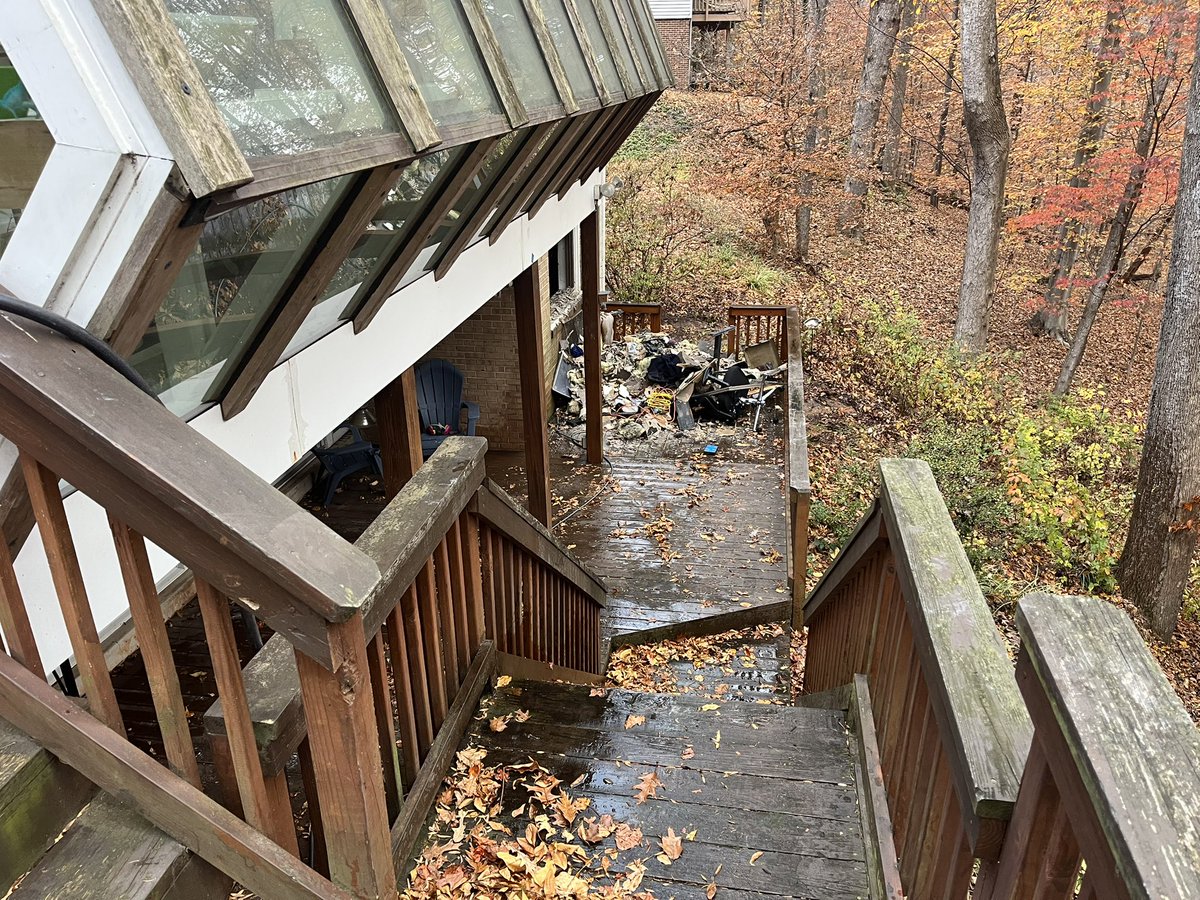 mcfrsPIO's tweet image. Update - Streamview Ct, 3-level single-family house; working smoke alarms; occupants got out, FFs located 2 cats (ok); Origin/Cause, basement office, space heater malfunction/too close to combustibles (under desk); Damage est ~$50K; 2 adults, 2 cats displaced