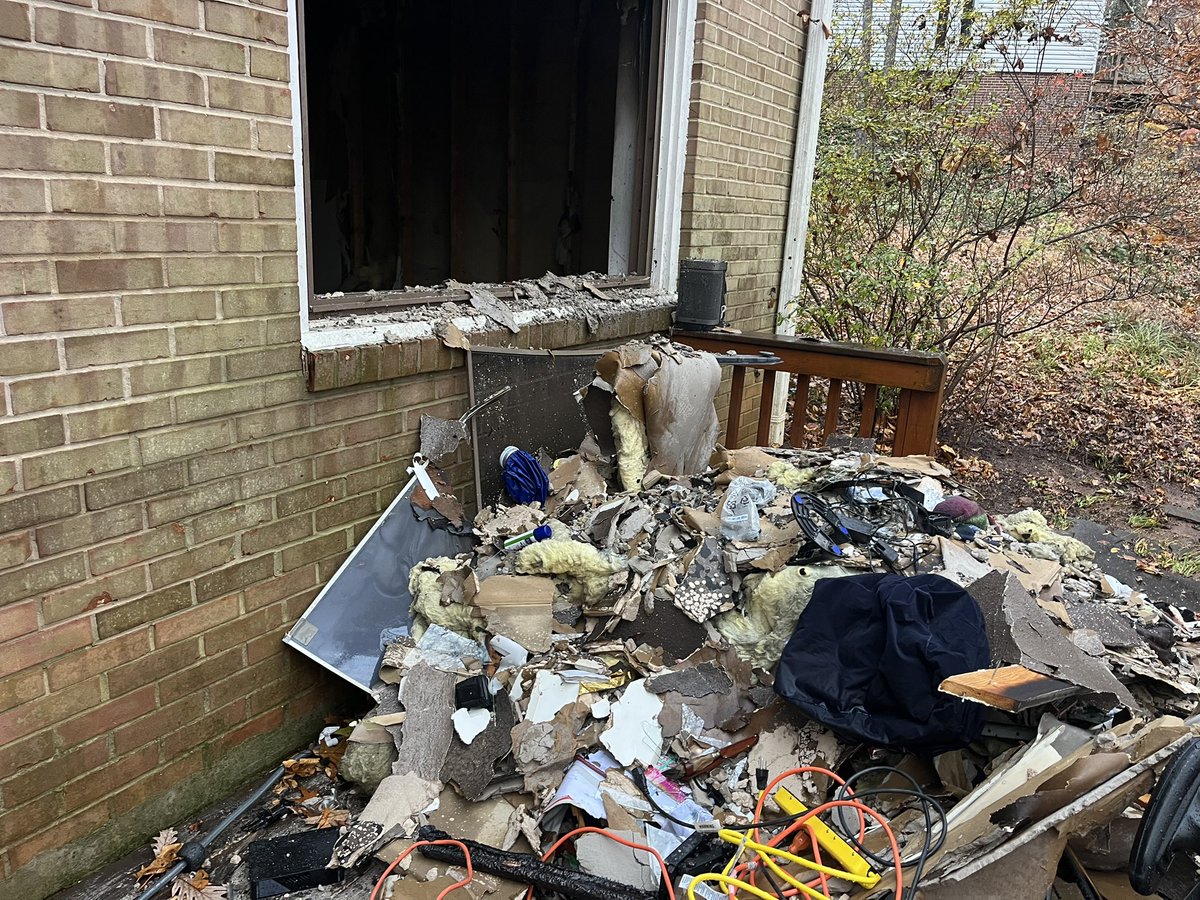 mcfrsPIO's tweet image. Update - Streamview Ct, 3-level single-family house; working smoke alarms; occupants got out, FFs located 2 cats (ok); Origin/Cause, basement office, space heater malfunction/too close to combustibles (under desk); Damage est ~$50K; 2 adults, 2 cats displaced