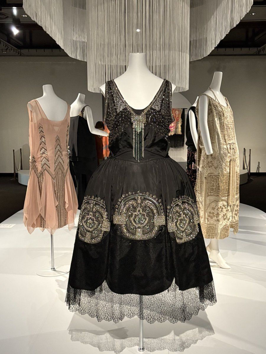 spring68057872's tweet photo. アール・デコとモード展（〜2026年1月25日＠三菱一号館美術館）幾何学と曲線が織りなす造形美に、時代の自由と夢が宿る。
そして広報の視点で見ると、デザインは単なる装飾ではなく「語る力」。美は、ストーリーテリングの最も強い言語だと感じた。
#アールデコとモード  #三菱一号館美術館 #ArtDeco https://t.co/3dDFqDfzJJ