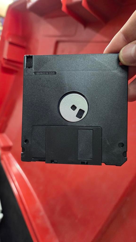 Grad dieses Relikt der Urzeit auf der Arbeit gefunden. 
Kennt das noch wer? 🥲