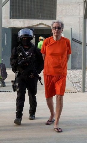 Libertador_Ec's tweet photo. Después de disfrutar todo el dinero robado de la Reconstrucción de Manabí, le llegó la verdadera justicia🇪🇨🦾

Jorge Glas antes / Jorge Glas ahora https://t.co/ta04KBunpY