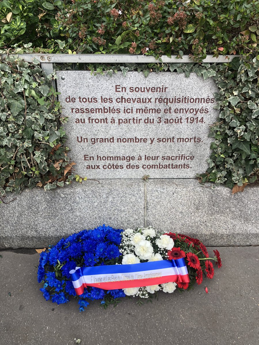 Depuis l’installation en 2021 de la plaque en hommage aux chevaux morts durant la Grande Guerre, la cérémonie officielle du 11 Novembre à la Mairie de Paris 11 inclut systématiquement et officiellement une dépose de gerbe de fleurs au pied de cette plaque. Les animaux ont ici