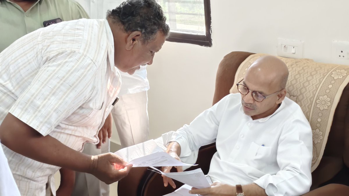S_PrakashPatil's tweet photo. ಇಂದು ಸೇಡಂ ಪಟ್ಟಣದಲ್ಲಿ ಸಾರ್ವಜನಿಕರ ಕುಂದುಕೊರತೆಗಳನ್ನು ಆಲಿಸಿ, ಮನವಿ ಅವಹಾಲು ಸ್ವೀಕರಿಸಿದೆ.
ವಿವಿಧ ಗ್ರಾಮಗಳಿಂದ ಬಂದ ಸಾರ್ವಜನಿಕರು ತಮ್ಮ ಸಮಸ್ಯೆಗಳನ್ನು ಹೇಳಿಕೊಂಡಾಗ ಸ್ಥಳದಲ್ಲಿಯೇ ಪರಿಹಾರ ಒದಗಿಸುವ ಪ್ರಾಮಾಣಿಕ ಪ್ರಯತ್ನ ಮಾಡಿದೆ.
#drdevelopment #Sedam https://t.co/sgO3hkTYS9