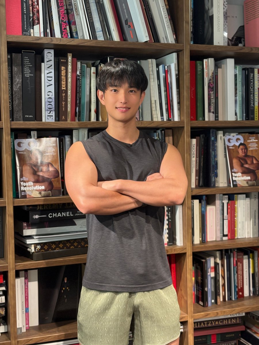 GQJAPAN's tweet photo. スクワットで健康なカラダを手に入れよう！ トレーナーの #吉川太郎 が指南する。
https://t.co/bAgvzSl3ug

@yoshikawa_taro_ https://t.co/Pd7MSUJ6UM
