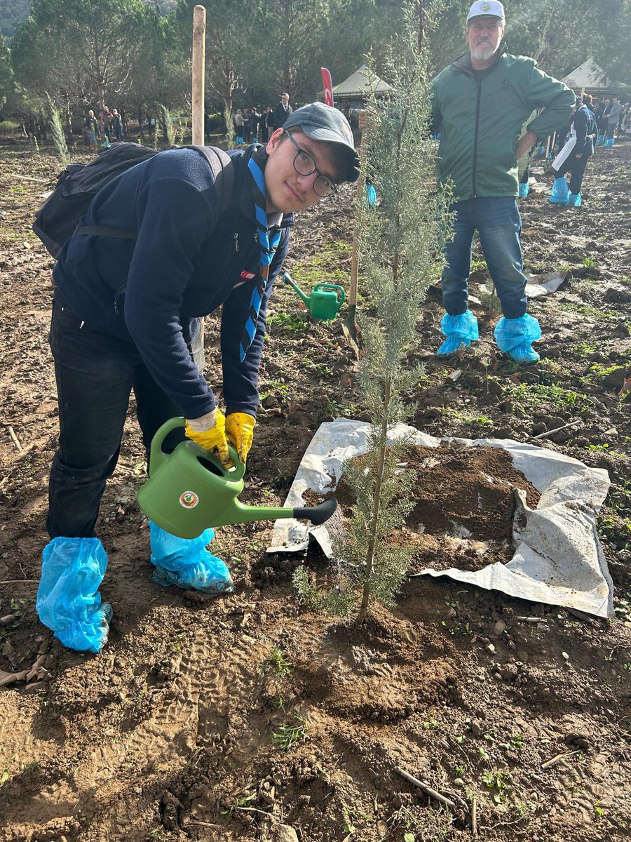 agdsporkomisyon's tweet image. AGD Bursa Karacabey İzcilerimiz, Orman Genel Müdürlüğü’nün düzenlemiş olduğu “Sevdamız Yeşil Vatan” etkinliğine katılarak fidanlarını diktiler. 

#AGDSpor
#İzcilik