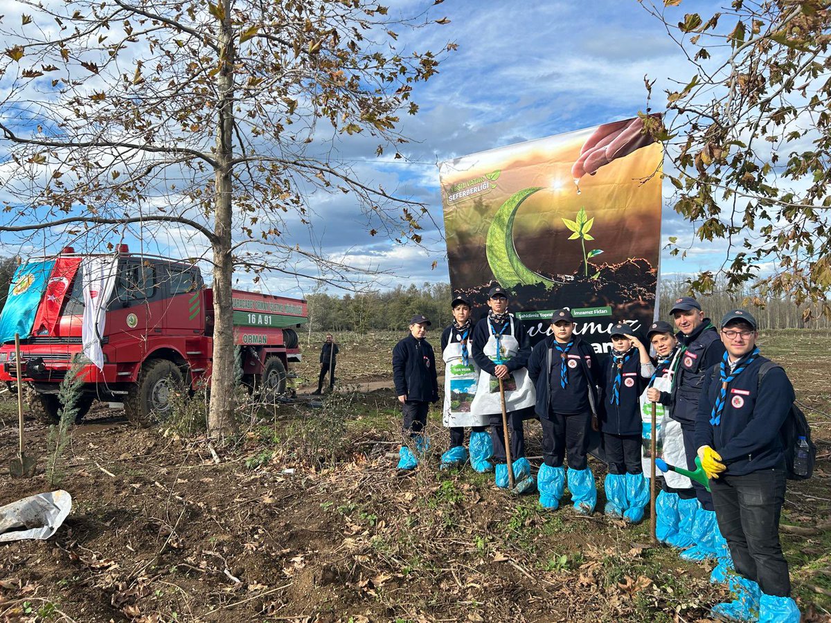 agdsporkomisyon's tweet image. AGD Bursa Karacabey İzcilerimiz, Orman Genel Müdürlüğü’nün düzenlemiş olduğu “Sevdamız Yeşil Vatan” etkinliğine katılarak fidanlarını diktiler. 

#AGDSpor
#İzcilik