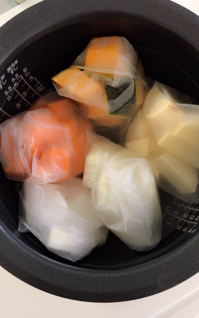 kopandababy's tweet photo. 離乳食といえば野菜ペースト大量にストックする時は、100均とかで売ってるだしパックに適当に切った野菜たちを入れて炊飯器で早炊きしたらめちゃくちゃ柔らかくなるのでそれを潰したら野菜ペーストの出来上がりだよ😉
あと初手の10倍粥はまつやの白米が超便利で成分も無駄なもの入ってなくて使いやすいよ✌