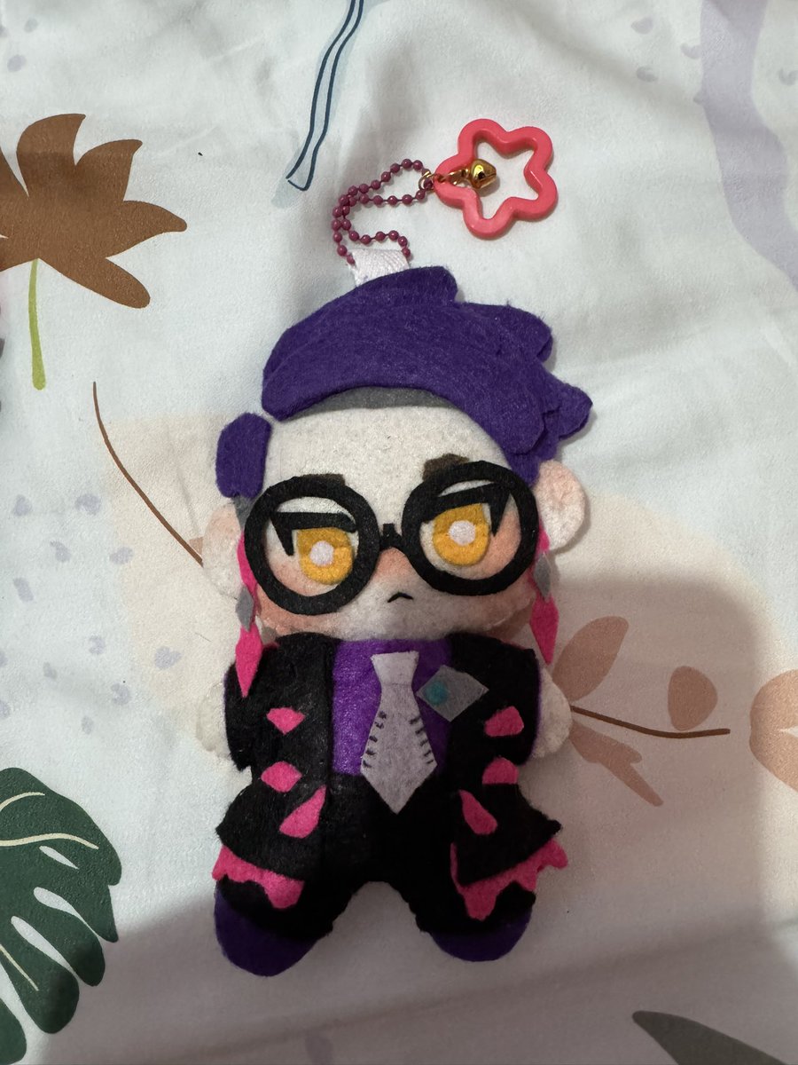 Lemonhino's tweet photo. I got his plushie💜
It's custom made, not exactly the best but i'm happy enough until they release official one 

 #corbeau #pokemoncorbeau #カラスバ #pokemonlegendZA #ポケモンZA https://t.co/X0XlGrFoxj