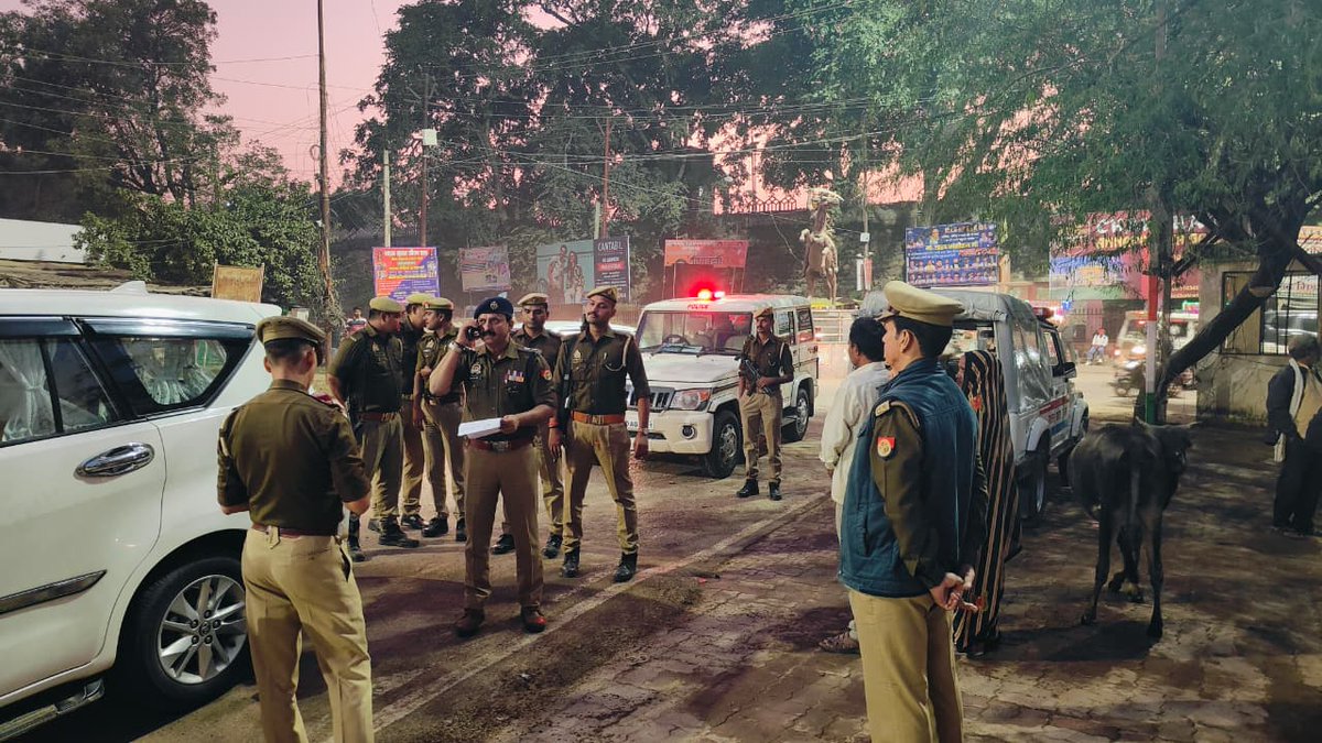 mahobapolice's tweet photo. 🚨 महोबा पुलिस अलर्ट मोड पर 🚨

🔸 पुलिस अधीक्षक महोबा श्री प्रबल प्रताप सिंह के नेतृत्व में जनपद में सुरक्षा व्यवस्था को सुदृढ़ करने हेतु महिला थाना प्रभारी सहित भारी पुलिस बल द्वारा थाना कोतवाली नगर क्षेत्रान्तर्गत झलकारी बाई तिराहा व अन्य संवेदनशील स्थलों पर प्रभावी पैदल गश्त एवं सघन चेकिंग अभियान संचालित किया गया।
🔹 उद्देश्य क्षेत्र में शान्ति, सुरक्षा एवं कानून-व्यवस्था बनाए रखना।
🔹 आमजन में सुरक्षा की भावना एवं अपराधियों में भय का संचार।

#UPPolice #SafeMahoba #PolicePatrolling #LawAndOrder #PublicSafety