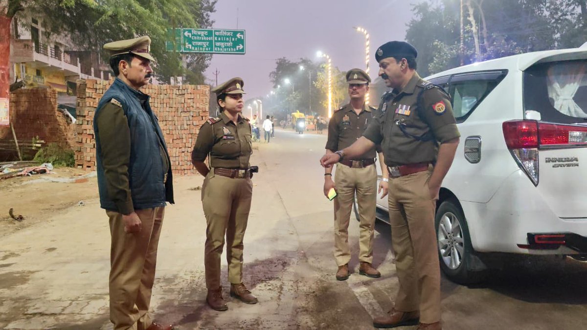 mahobapolice's tweet photo. 🚨 महोबा पुलिस अलर्ट मोड पर 🚨

🔸 पुलिस अधीक्षक महोबा श्री प्रबल प्रताप सिंह के नेतृत्व में जनपद में सुरक्षा व्यवस्था को सुदृढ़ करने हेतु महिला थाना प्रभारी सहित भारी पुलिस बल द्वारा थाना कोतवाली नगर क्षेत्रान्तर्गत झलकारी बाई तिराहा व अन्य संवेदनशील स्थलों पर प्रभावी पैदल गश्त एवं सघन चेकिंग अभियान संचालित किया गया।
🔹 उद्देश्य क्षेत्र में शान्ति, सुरक्षा एवं कानून-व्यवस्था बनाए रखना।
🔹 आमजन में सुरक्षा की भावना एवं अपराधियों में भय का संचार।

#UPPolice #SafeMahoba #PolicePatrolling #LawAndOrder #PublicSafety