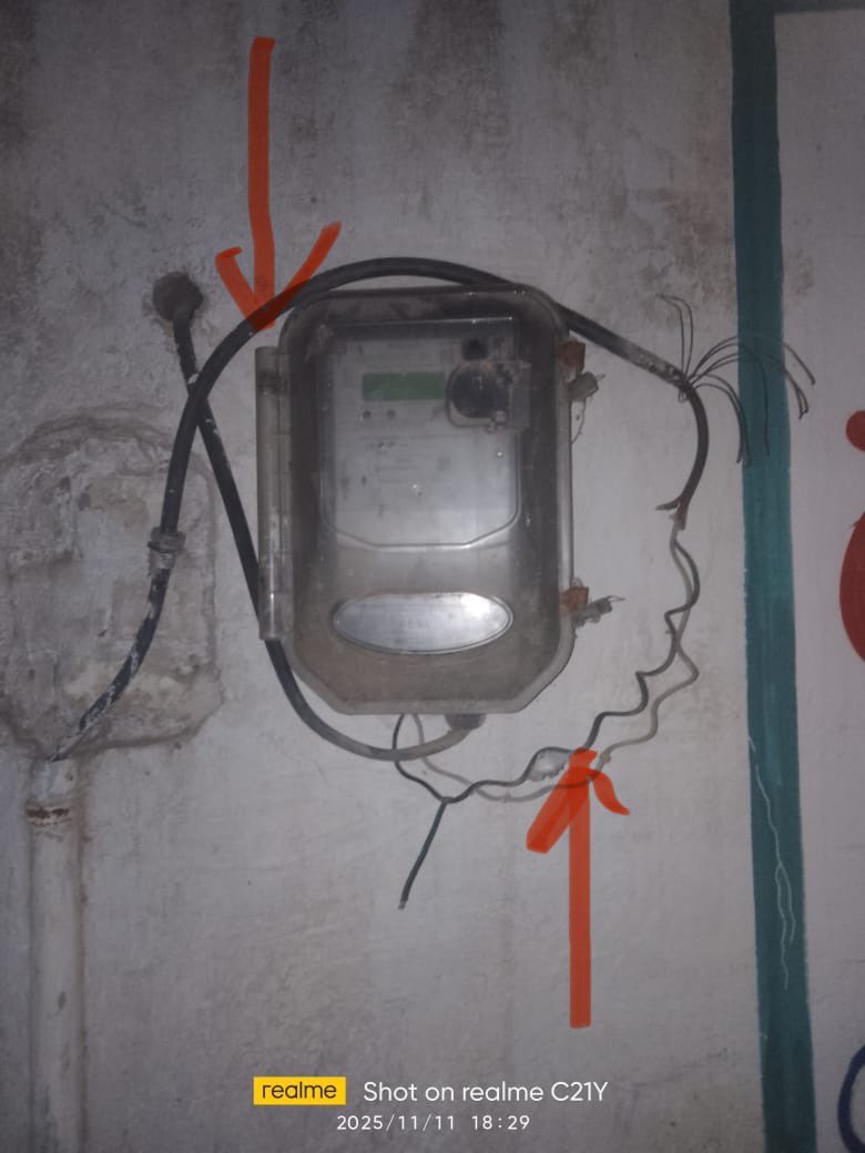harender_chahar's tweet photo. @UPPCLLKO @DVVNL_Care @dvvnlmathura1 Am i not paying money to you???? Why this cable problem is not sorted? @myogiadityanath @myogioffice @aksharmaBharat @ndtv @aajtak @ABPNews evey after paying mother living without electricity. Is this your 2025 India???? Is this your mission? https://t.co/a0JkNLMZlG