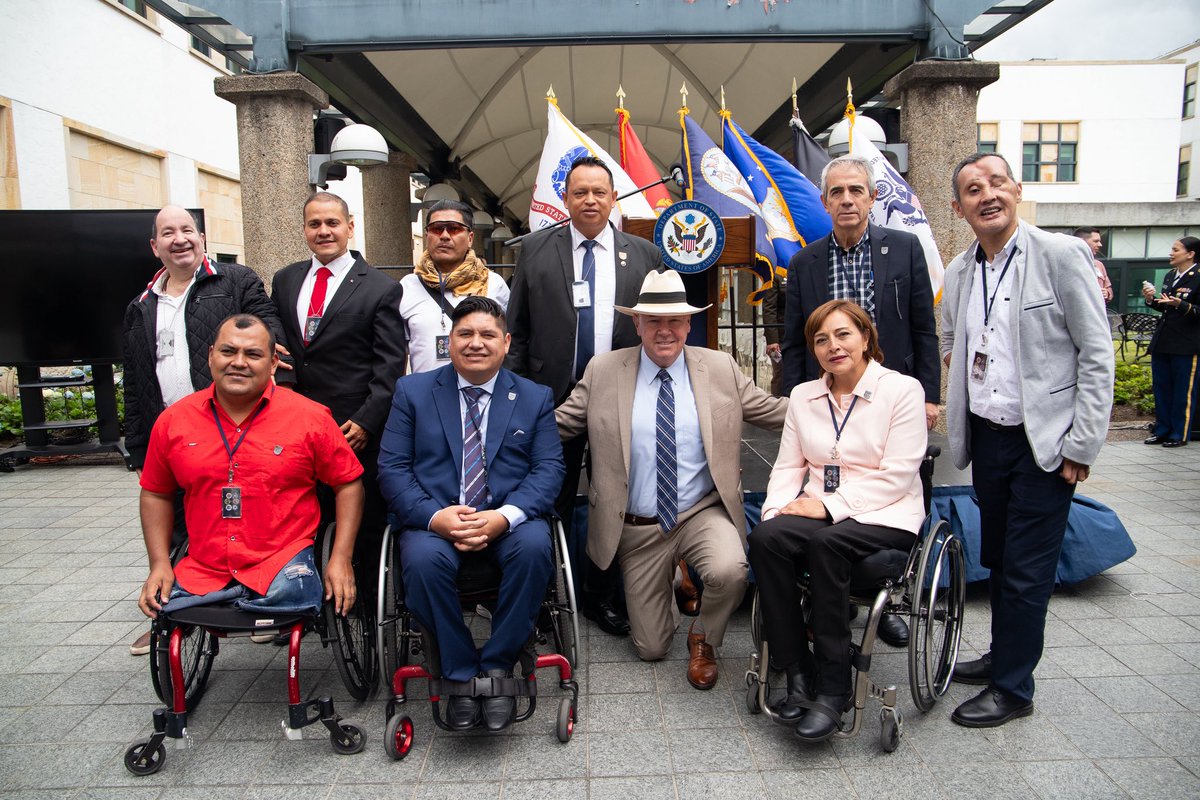 Honramos el Día de los Veteranos en EE.UU. con un homenaje a los héroes de 🇺🇸 🤝 🇨🇴

Tuvimos el honor y orgullo de reconocer a nuestros veteranos y de recibir a los valientes héroes colombianos de varias épocas, incluyendo a los veteranos de la guerra de Corea, quienes lucharon