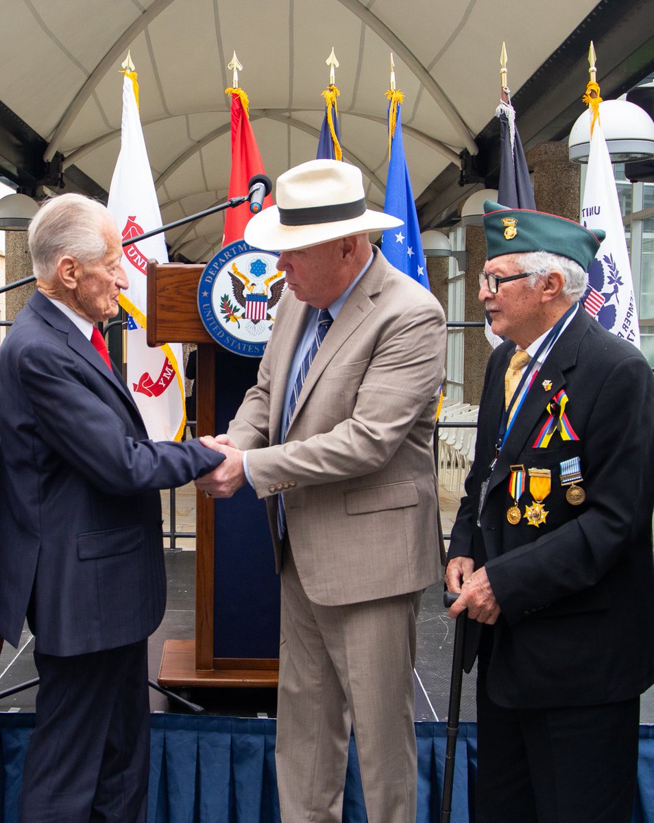 USEmbassyBogota's tweet photo. Honramos el Día de los Veteranos en EE.UU. con un homenaje a los héroes de 🇺🇸 🤝 🇨🇴

Tuvimos el honor y orgullo de reconocer a nuestros veteranos y de recibir a los valientes héroes colombianos de varias épocas, incluyendo a los veteranos de la guerra de Corea, quienes lucharon hombro a hombro con las fuerzas estadounidenses para defender la libertad, justicia y nuestros #ValoresDemocráticosCompartidos. 

La valentía y el sacrificio de los veteranos estadounidenses y colombianos son un lazo eterno entre nuestras naciones y siempre serán recordados.