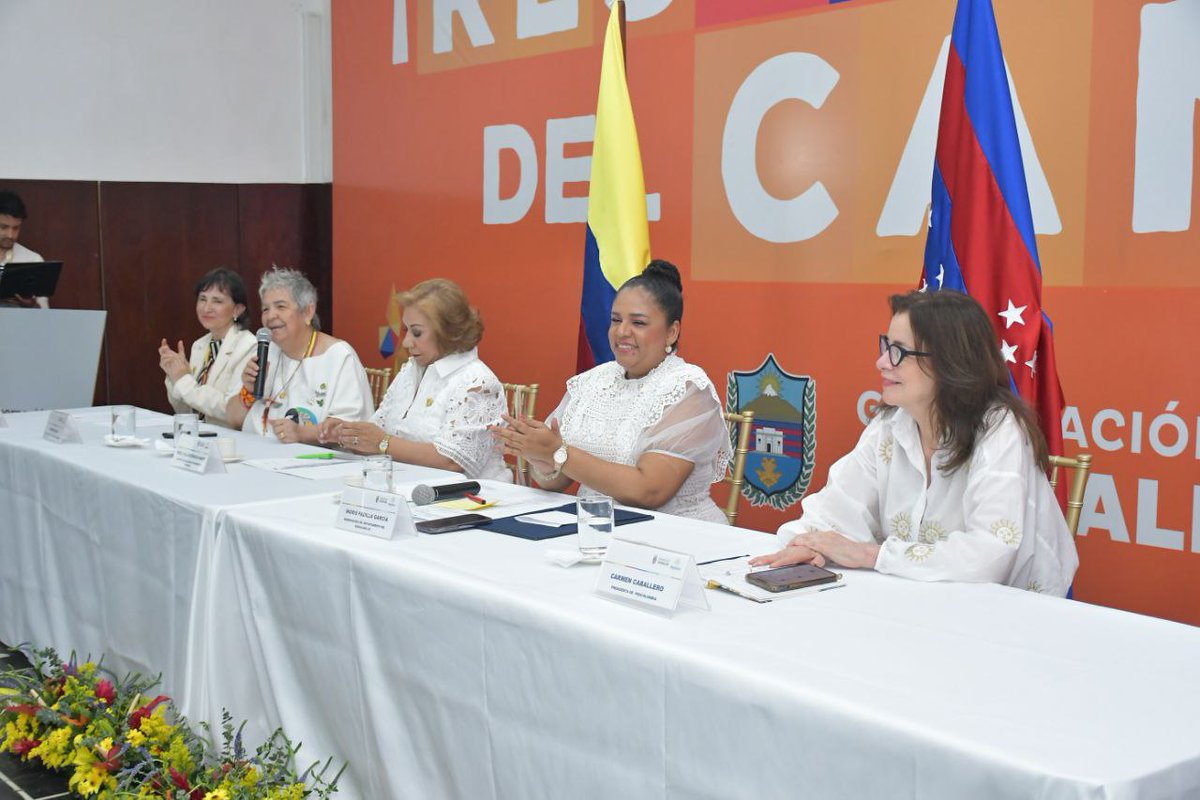 padillaingris's tweet photo. Nos llena de orgullo que la Cancillería de Colombia, liderada por la canciller Rosa Villavicencio, haya reconocido a la Gobernación del Magdalena como ente promotor de desarrollo en los sectores de cultura, turismo y agricultura.

Este reconocimiento se dio durante la firma del Memorando de Entendimiento entre la Cancillería y ProColombia, donde la Gobernación fue testigo de honor. Este acuerdo fortalecerá la proyección internacional de nuestro café, cacao y turismo, sectores que representan la identidad, la productividad y el talento de nuestro pueblo.

Agradecemos a la canciller por destacar el esfuerzo que venimos haciendo desde el territorio para conectar la diplomacia con la productividad local. Su respaldo demuestra que cuando se articulan las instituciones con las regiones, los resultados se traducen en oportunidades reales para la gente.

Desde este Gobierno Popular de resultados, reafirmamos el compromiso de seguir impulsando la internacionalización de nuestros pequeños y medianos productores, brindándoles asesoría, acompañamiento y apoyo para que sus productos lleguen al mundo.