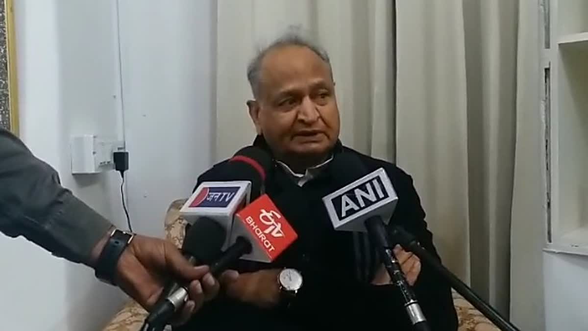 ETVBharatRJ's tweet image. गहलोत का तंज, बोले- हमारी सरकार में भी मुख्य सचिव पंत मन राजस्थान में नहीं लगता था 
etvbharat.com/hi/state/ashok… 
#Rajasthan #ChiefSecretarySudhanshPant #Deputation #ashokgehlot