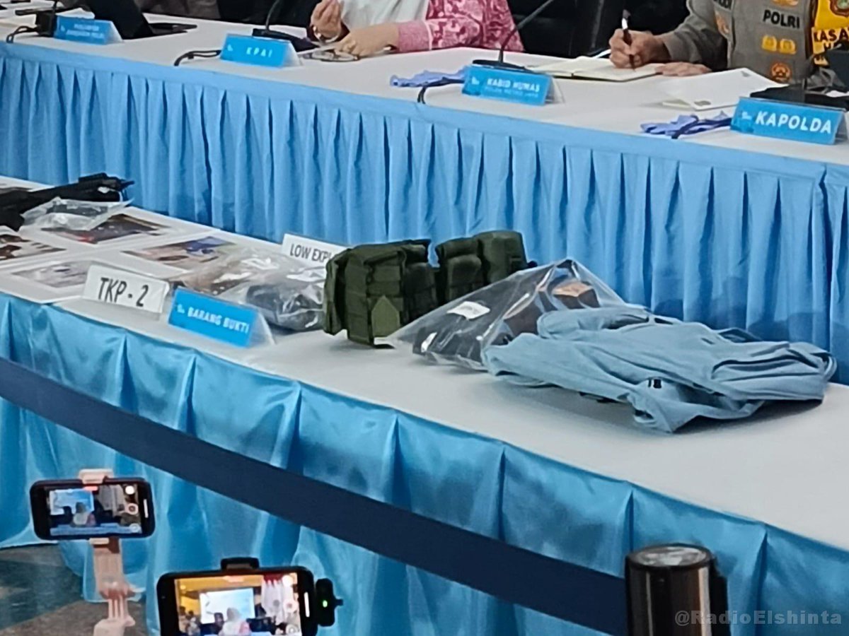 RadioElshinta's tweet image. Pelaku peledakan SMAN 72 Jakarta bawa 7 bom, 4 meledak, terungkap bom yang di ledakan di Masjid mengunakan remote jarak jauh. Hal ini disampaikan Dansat Brimob Polda Metro Jaya Kombes Pol Henik Maryanto, Selasa (11/11).📸Eds
#pelaku #sma72 #bom