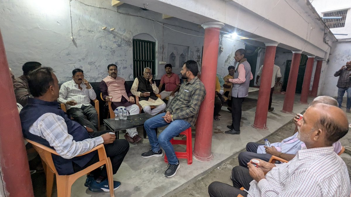 bjprajeevkumar's tweet photo. 🌸 मातृभूमि को नमन 🌸
आज अपने जन्मस्थल धरती हाकाम पहुंचकर मन अत्यंत भावुक हो उठा। यही वह पावन भूमि है जहाँ मेरा बचपन बीता, जहाँ की मिट्टी में आज भी अपनों का स्नेह और आशीर्वाद महसूस होता है।
इस पवित्र धरती पर श्री रत्नेश्वर सिंह जी के आवास पर शिष्टाचार मुलाकात हुई तथा क्षेत्र के विकास को लेकर सार्थक एवं सकारात्मक चर्चा हुई।

इस अवसर  पर साथ रहे —
श्री बलिंद्र सिंह जी, श्री हरिंद्र सिंह जी, श्री मितुल सिंह जी, डॉ. प्रिंस जी, श्री रामाकांत सिंह जी, श्री चौथ सिंह जी, श्री अनिरुद्ध सिंह जी, श्री अभिनंदन कुमार जी सहित कई सम्मानित जन।

🙏 मातृभूमि की इस पावन धरती को नमन 🙏