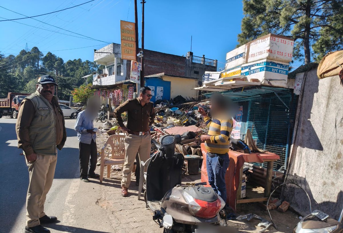 SinghSingh078's tweet image. SSP @DevendraPincha के जनपद में वृहद सत्यापन अभियान चलाकर संदिग्धों के विरुद्ध कड़ी कार्यवाही करने के सख्त निर्देश
 
@almorapolice ने बिना सत्यापन किराएदार रखने पर मकान मालिक पर पड़ा भारी, किया ₹5000 चालान
इस दौरान 50 किरायेदार/मजदूरों  का सत्यापन किया गया
@uttarakhandcops