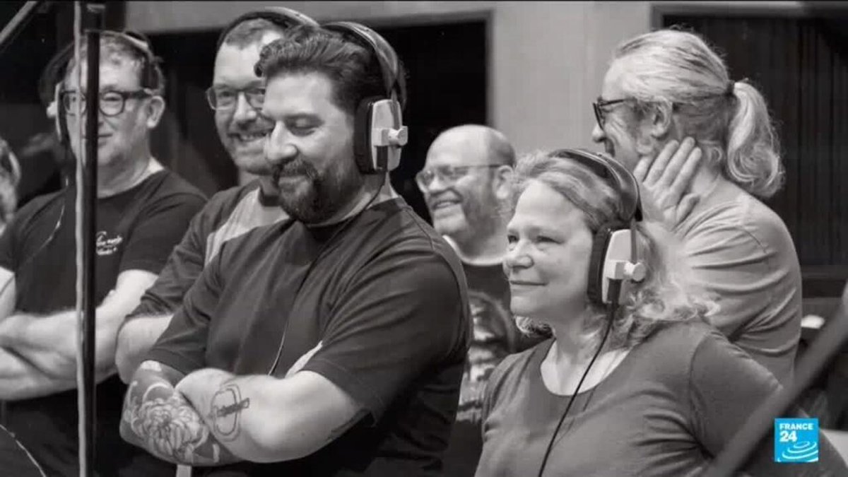 Attentat terroriste du Bataclan : la chorale des survivants france24.com/fr/vid%C3%A9o/…