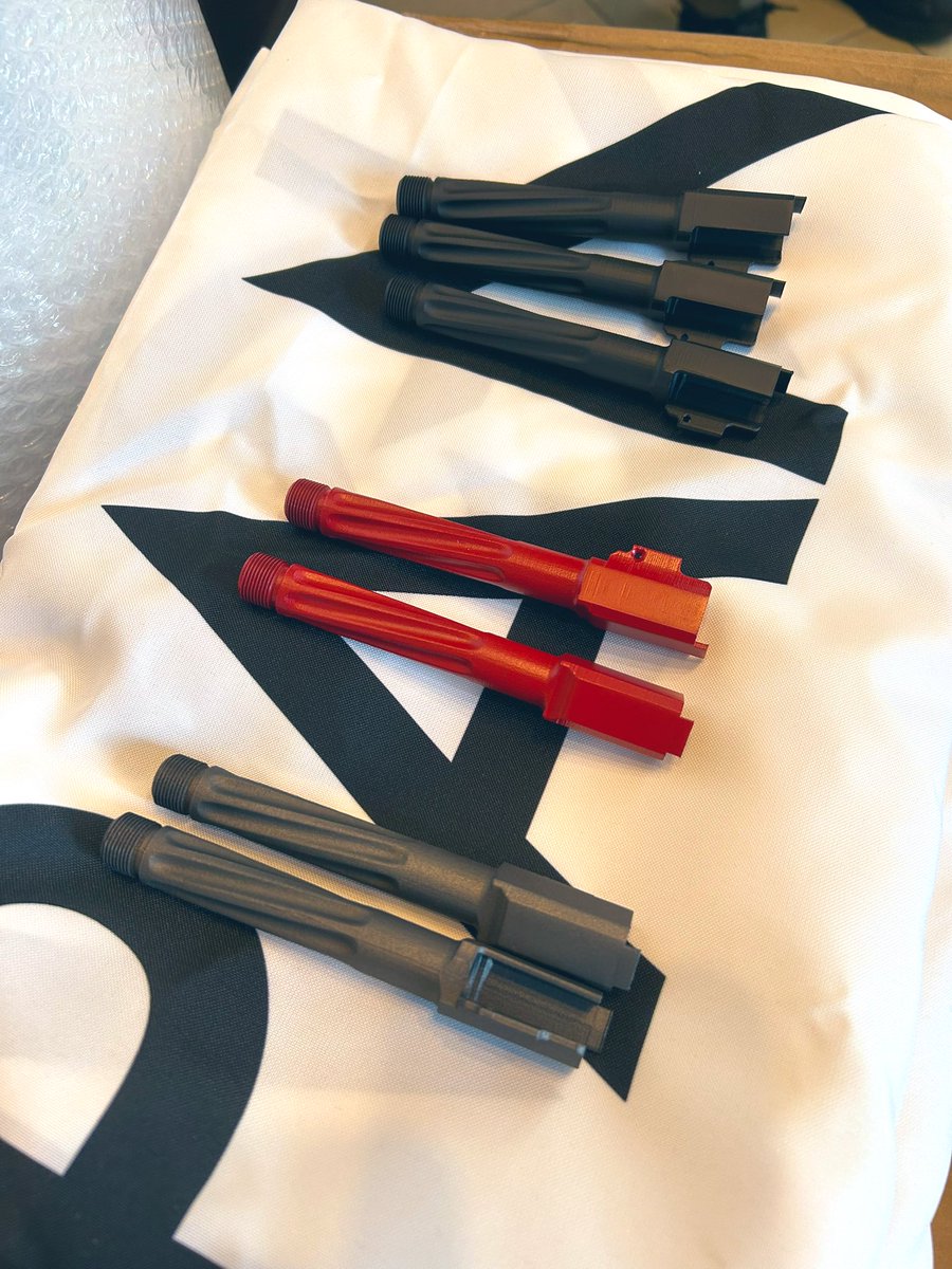 inugami0128's tweet photo. 3Dプリンターで作ったSSP18 用
オリジナルアウターバレル✨️
更にセラコートされて強度も十分！！
アーマーブラック
ルビーレッド
タングステン の3色が用意されました✨️
樹脂製とは思えない精度です！！
 #MarkForged   #ハンドガン
https://t.co/HCKqa5POfA https://t.co/A5K1XBCpf8