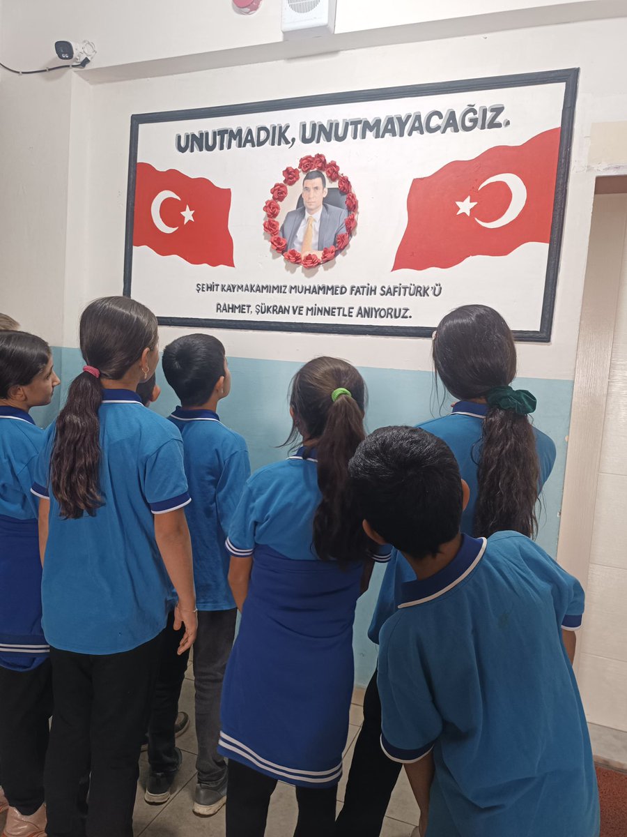 derikkocyigit47's tweet photo. Şehadetinin 9.yıl dönümünde, kaymakamımız Muhammed Fatih Safitürk’ü rahmet ve minnetle anıyoruz..
@yemrebayrakli
@ali_eyyupkoca
@farukyelkenci
@ebubekirsavasci
@klcengiz
@makdag47
@SuleymnAKIN
@halit_topuz
@AyetullahTml
 @HasanKaya47_ 
@derikmem47
@YusufSRYLDZ47 https://t.co/8Bks4l3Zga