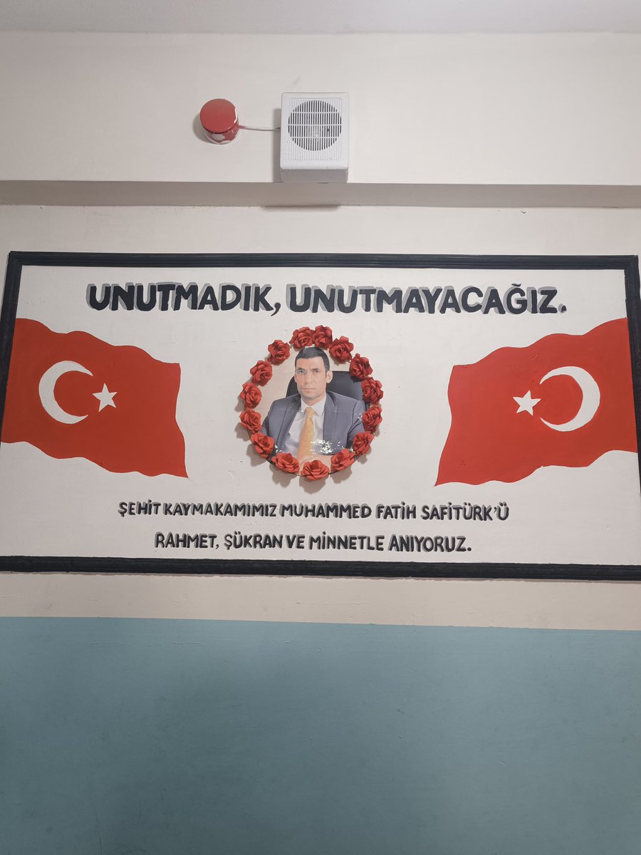 derikkocyigit47's tweet photo. Şehadetinin 9.yıl dönümünde, kaymakamımız Muhammed Fatih Safitürk’ü rahmet ve minnetle anıyoruz..
@yemrebayrakli
@ali_eyyupkoca
@farukyelkenci
@ebubekirsavasci
@klcengiz
@makdag47
@SuleymnAKIN
@halit_topuz
@AyetullahTml
 @HasanKaya47_ 
@derikmem47
@YusufSRYLDZ47 https://t.co/8Bks4l3Zga