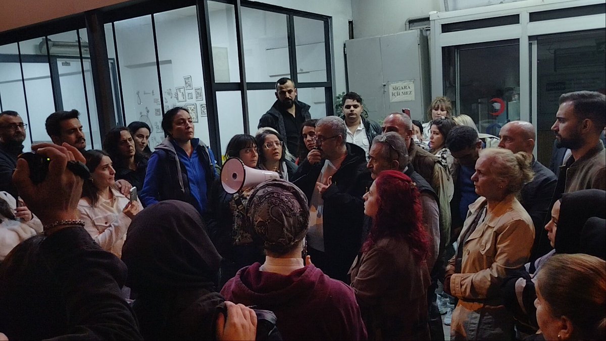 iscihareketiorg's tweet photo. Şafak Grubu’na ait #ÖzelOkmeydanıHastanesi ‘nde çalışan 180 sağlık emekçisi bir gecede işsiz kaldı. 

Özel Okmeydanı Hastanesi yönetimi, deprem riski gerekçesiyle 200 işçiyi süresiz izne çıkardı. Dün hastane önünde toplanan işçi arkadaşlarımızla beraberdik.

2 aydır maaşlarını alamayan işçiler hastane önünde bir direniş başlattı. Cuma gününe kadar hastanede nöbete devam edecekler. 

İşçi arkadaşlarımızın yanındayız, hastane yönetimi derhal hakedişleri ödeyerek ücretsiz izni durdursun!