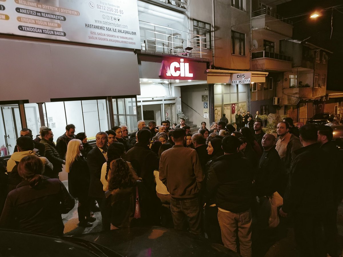 iscihareketiorg's tweet photo. Şafak Grubu’na ait #ÖzelOkmeydanıHastanesi ‘nde çalışan 180 sağlık emekçisi bir gecede işsiz kaldı. 

Özel Okmeydanı Hastanesi yönetimi, deprem riski gerekçesiyle 200 işçiyi süresiz izne çıkardı. Dün hastane önünde toplanan işçi arkadaşlarımızla beraberdik.

2 aydır maaşlarını alamayan işçiler hastane önünde bir direniş başlattı. Cuma gününe kadar hastanede nöbete devam edecekler. 

İşçi arkadaşlarımızın yanındayız, hastane yönetimi derhal hakedişleri ödeyerek ücretsiz izni durdursun!